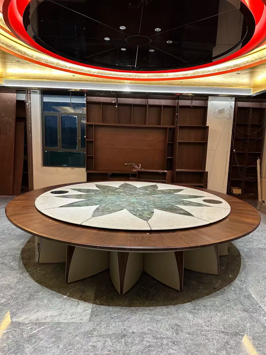 别墅圆餐桌
